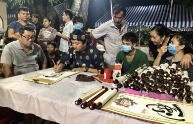 Viết thư pháp tại lễ giỗ Bà Thứ phi Hoàng Phi Yến lần thứ 235 năm 2020