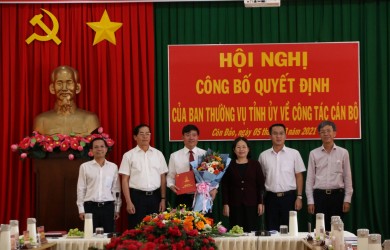 UBND huyện Côn Đảo trao Quyết định của UBND tỉnh Bà Rịa - Vũng Tàu về công tác cán bộ huyện Côn Đảo