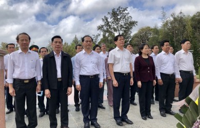 Lãnh đạo Tỉnh viếng Nghĩa trang Hàng Dương