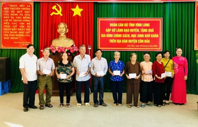 Bí thư Tỉnh ủy Vĩnh Long thăm tặng quà gia đình chính sách tại Côn Đảo