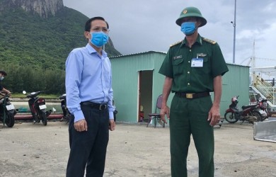Bí thư Huyện ủy Côn Đảo thăm, tặng quà lực lượng làm nhiệm vụ tại các chốt kiểm soát dịch bệnh COVID-19