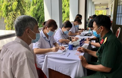 Thần tốc tiêm vắc xin cho người dân Côn Đảo