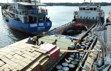 Hơn 100 tấn hàng 'đổ bộ' Côn Đảo phục vụ Tiền Phong Marathon 2022