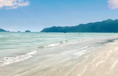 Chiêm ngưỡng bãi biển hoang sơ nằm trong top đẹp nhất thế giới với view máy bay ngay trước mắt, tuổi trẻ nhất định phải 'check-in' một lần