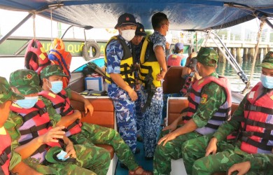 Ban quản lý Vườn quốc gia Côn Đảo ra quân thu gom rác tại các đảo nhỏ