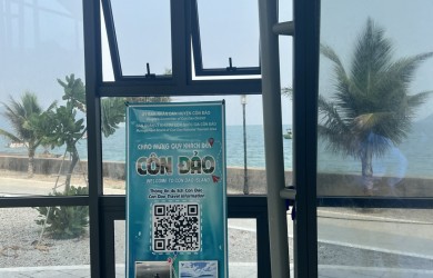 Côn Đảo thí điểm lắp đặt Standee mã QR tại Ga đến sân bay và Nhà chờ Cảng tàu