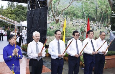 Chủ tịch nước dâng hương tưởng niệm các anh hùng liệt sỹ tại Côn Đảo