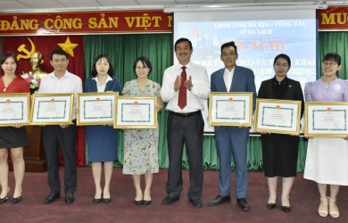 images1919751  ng Tr nh H ng  Gi m   c S  Du l ch  th  3 t  ph i sang  t ng gi y khen cho c c DN c  th nh t ch xu t s c   ng g p trong ho t   ng ng nh du l ch n m 2023