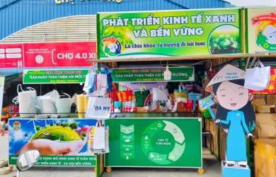 Cùng tham quan, mua sắm tại các gian hàng trưng bày các sản phẩm thân thiện môi trường tại huyện Côn Đảo