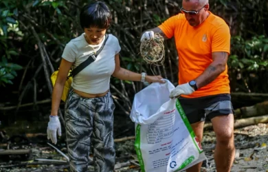 du khach nuoc ngoai tham gia don rac o con  ao  8  24852081815588873486680