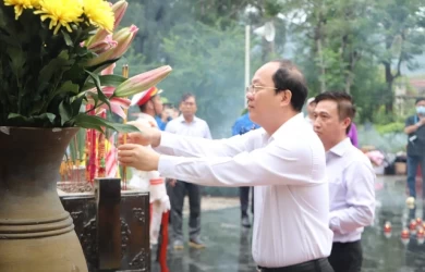 Đoàn công tác TP HCM dâng hương tưởng niệm các anh hùng liệt sĩ ở Côn Đảo