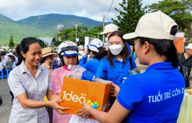 Chai nhựa, vỏ lon được thu đổi lấy cây xanh trong hoạt động bảo vệ môi trường Côn Đảo